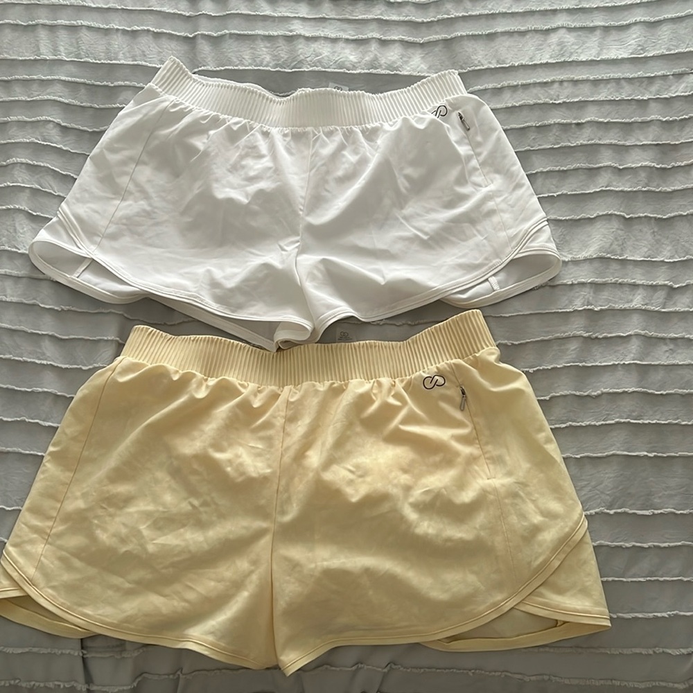 •bundle of size medium women’s athletic shorts
•only selling for $14💛